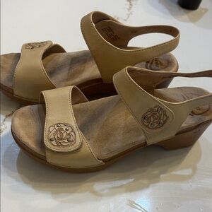 Dansko size 39/ 9 Comfortable Beige Women’s Sandal